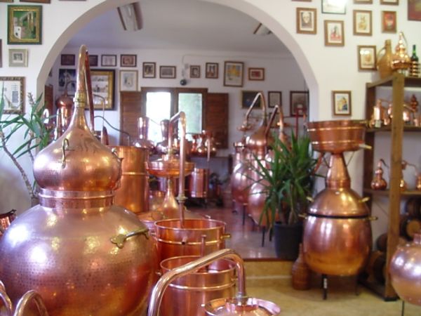 Destillen bei Destillatio kaufen - Einblick in den Unicobres Verkaufsraum in Andalusien