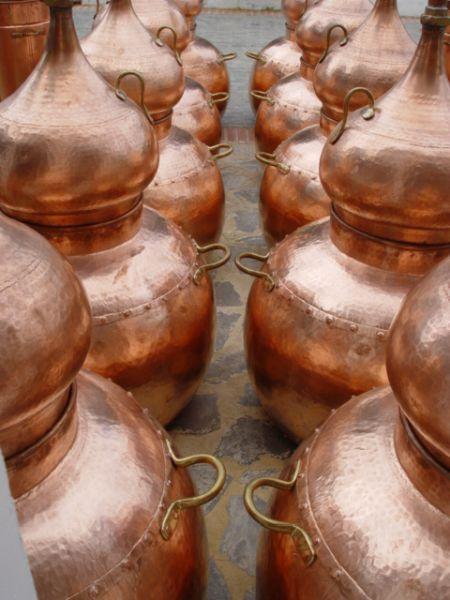 10 große Alambik Destillen bei Unicobres S.L. im Hof (2004)