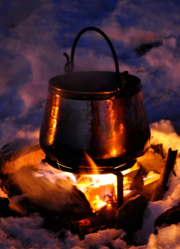 Kochen mit dem Kupferkessel am Lagerfeuer - hier ein Bild aus dem Winter