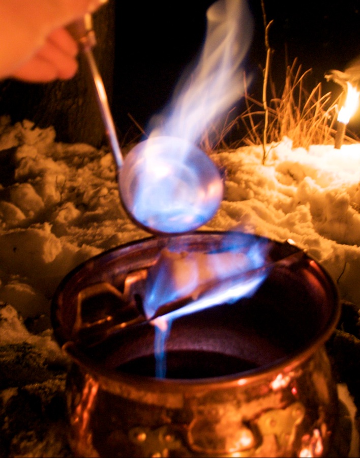 Feuerzangenbowle im Kupferkessel - kochen am Lagerfeuer
